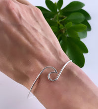 Load image into Gallery viewer, sterling silver adjustable wave bangle on model&#39;s wrist