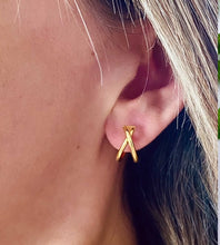 Load image into Gallery viewer, gold crossover hoops in model&#39;s ear