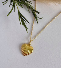 Load image into Gallery viewer, Gold Heart Necklace