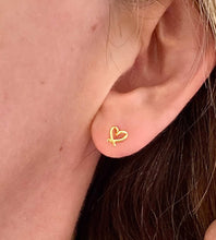 Load image into Gallery viewer, Gold Twist Heart Studs