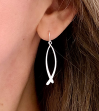 Load image into Gallery viewer, curved bar drop earrings on model