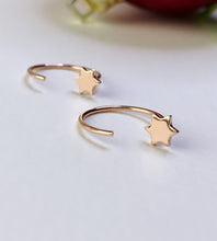 Load image into Gallery viewer, rose gold star pull through earrings