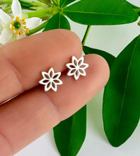 Load image into Gallery viewer, sterling silver lily flower earrings detail photo