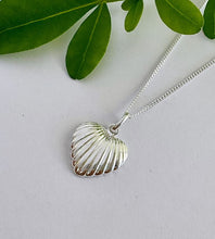 Load image into Gallery viewer, Sterling Silver Shell Heart Necklace