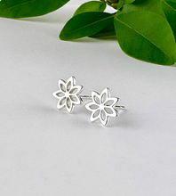 Load image into Gallery viewer, sterling silver lily flower stud earrings