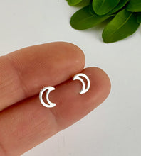 Load image into Gallery viewer, sterling silver open moon studs