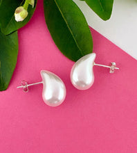 Load image into Gallery viewer, Sterling silver pearl teardrop earrings