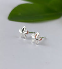 Load image into Gallery viewer, Sterling Silver Diamond Cut Flower Studs