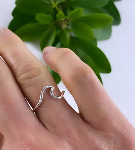 sterling silver wave ring on model's finger