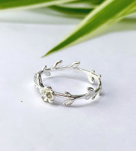 Load image into Gallery viewer, Sterling Silver Flower And Leaf Ring