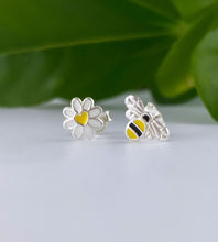 Load image into Gallery viewer, Sterling Silver Mismatched Bee And Daisy Earrings