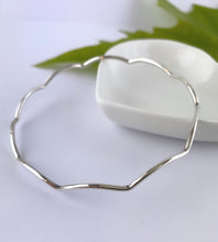 Load image into Gallery viewer, sterling silver scalloped bangle