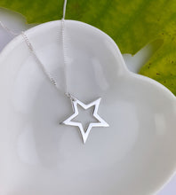 Load image into Gallery viewer, sterling silver open star necklace